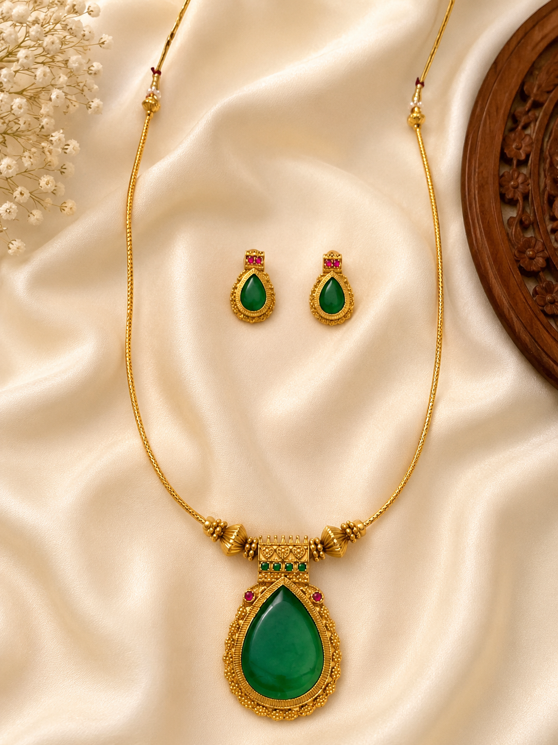 Traditional Pendant Necklace Set